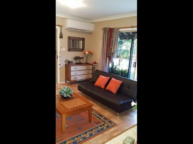 8 Rarotonga Rise, Pacific Pines QLD 4211
