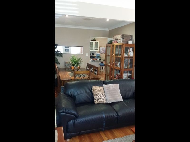 8 Rarotonga Rise, Pacific Pines QLD 4211