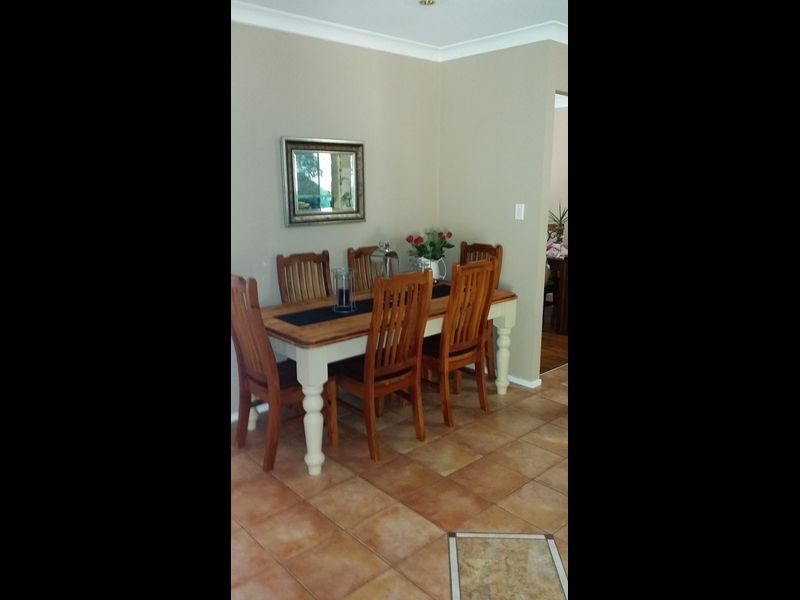 8 Rarotonga Rise, Pacific Pines QLD 4211