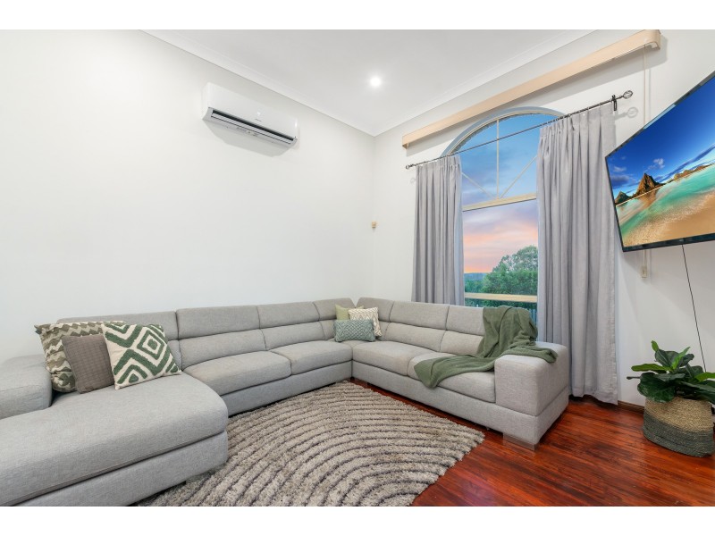 9 Hillside Crescent, Edens Landing QLD 4207