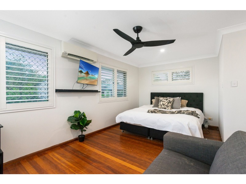 9 Hillside Crescent, Edens Landing QLD 4207