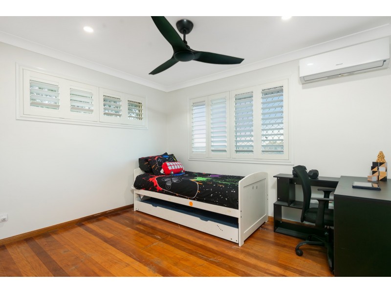 9 Hillside Crescent, Edens Landing QLD 4207