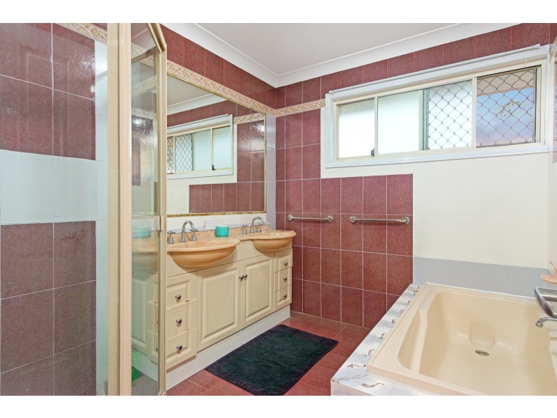 9 Hillside Crescent, Edens Landing QLD 4207