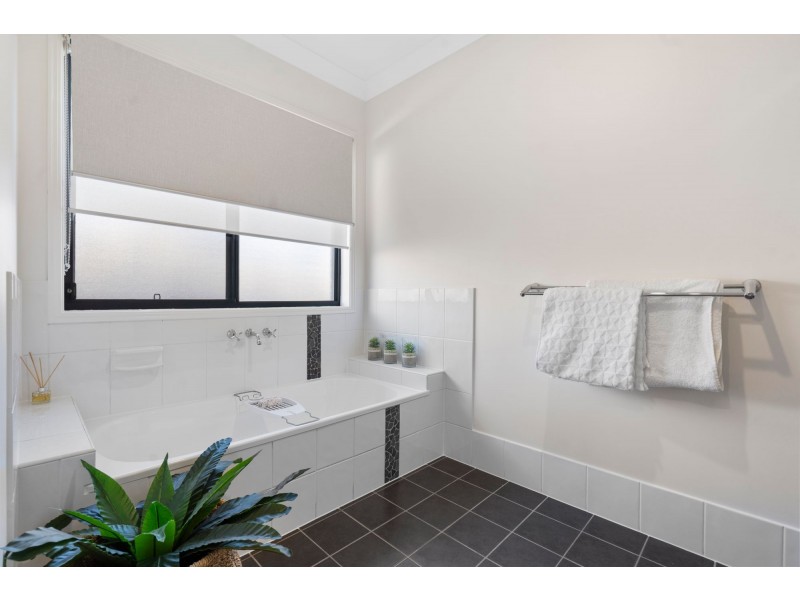 6 Strathburn Crescent, Ormeau QLD 4208