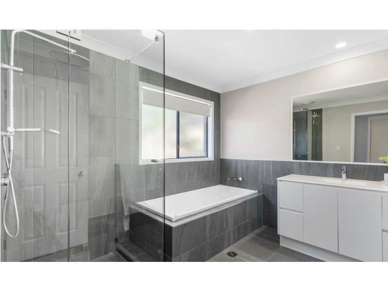 3 Maty Place, Pacific Pines QLD 4211