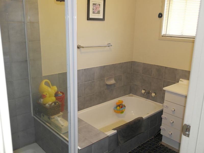 24 Raelene Terrace, Springwood QLD 4127