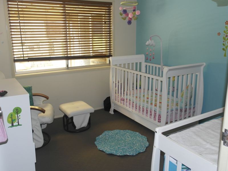 24 Raelene Terrace, Springwood QLD 4127