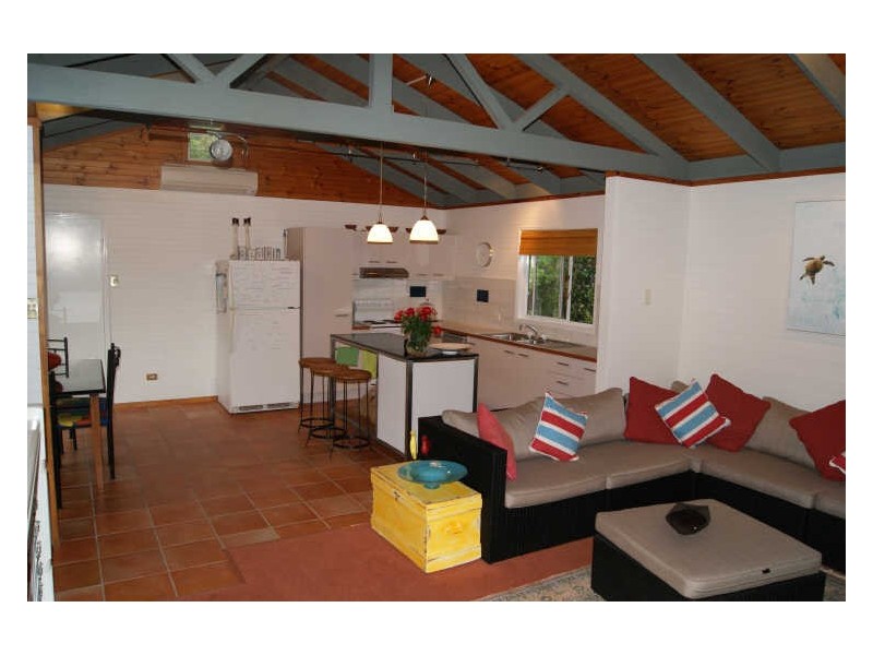 10 Flinders Street, Coochiemudlo Island QLD 4184