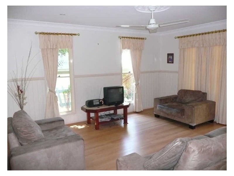 8 George Street, Coochiemudlo Island QLD 4184