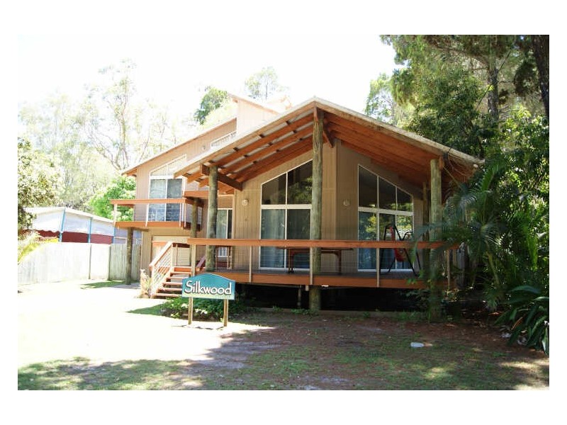 9 Innes Street, Coochiemudlo Island QLD 4184