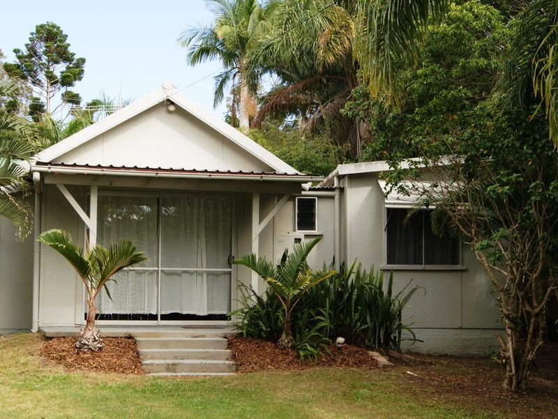 16 Orange Grove Street, Coochiemudlo Island QLD 4184