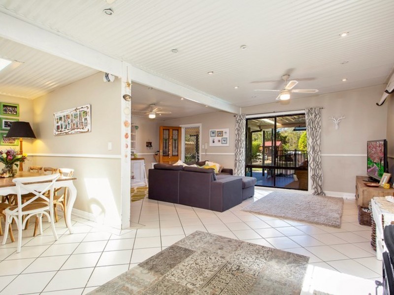929 The Entrance Road, Forresters Beach NSW 2260