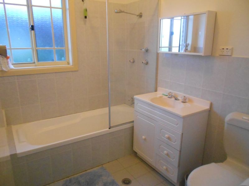 1 Currawong Street, Blue Bay NSW 2261