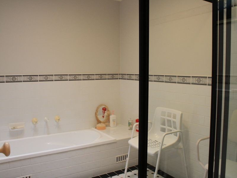 1 Friendship Close, Bateau Bay NSW 2261