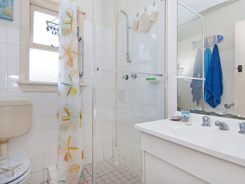 6 Yeddenba Avenue, Blue Bay NSW 2261