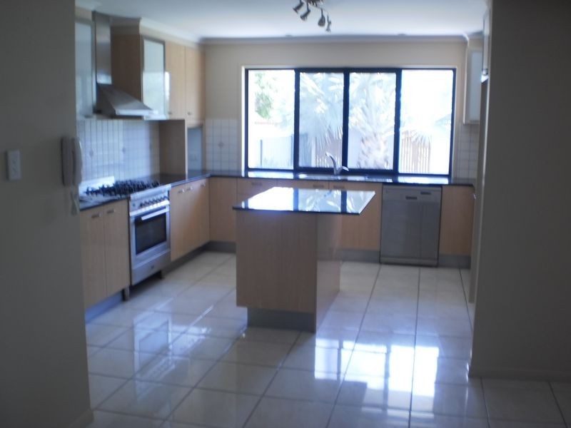 17 Sanibell Street KAWANA ISLAND, Parrearra QLD 4575
