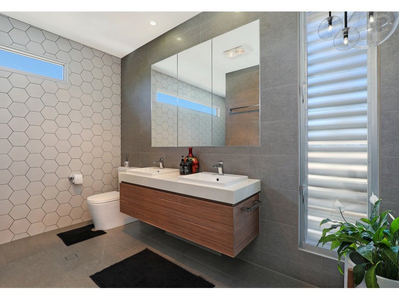 15 Richmond Place, Minyama QLD 4575