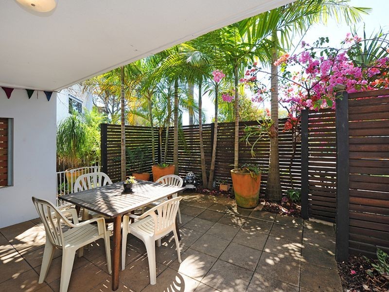 2/6 Corowa Crescent, Mooloolaba QLD 4557