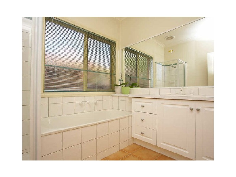 2/4 Lyell Parade, Greensborough VIC 3088