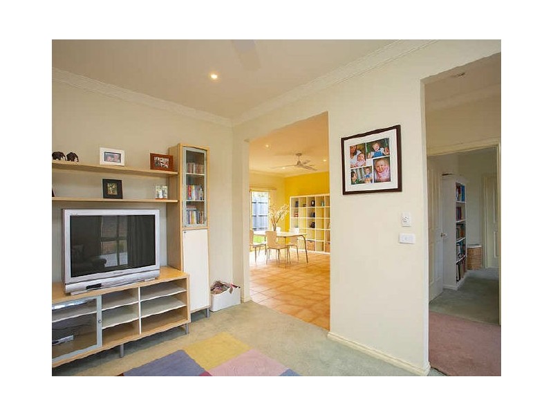 2/4 Lyell Parade, Greensborough VIC 3088