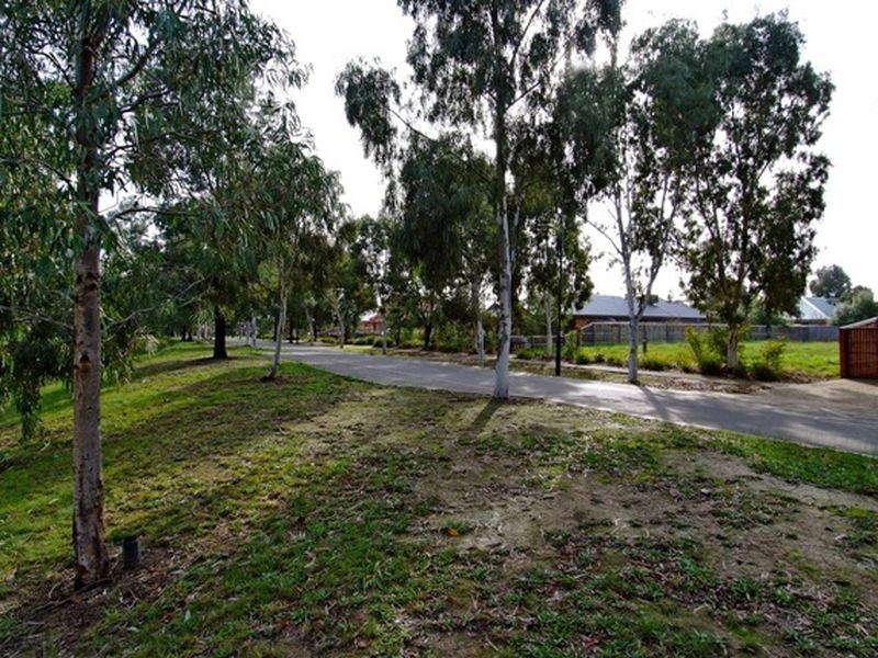 8 Sparrowhawk Road, Doreen VIC 3754