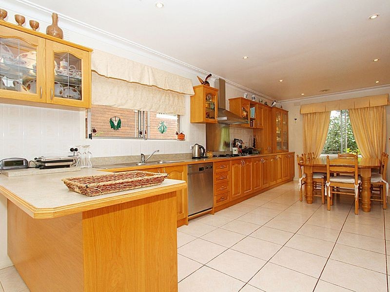 27 Carbora Dale, Greensborough VIC 3088