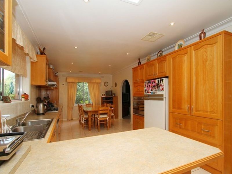 27 Carbora Dale, Greensborough VIC 3088