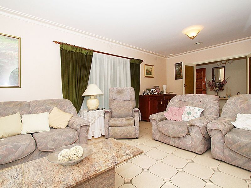 27 Carbora Dale, Greensborough VIC 3088