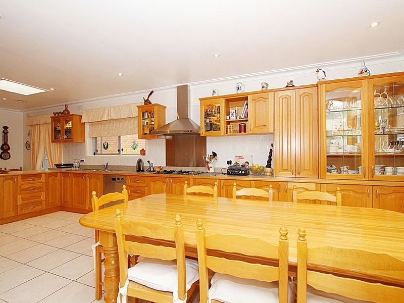 27 Carbora Dale, Greensborough VIC 3088