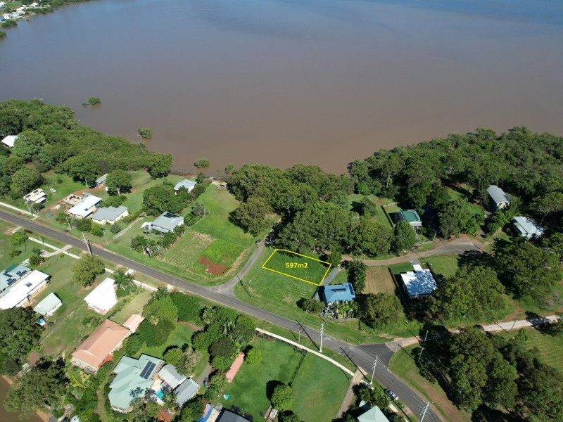 4 Thompson Esplanade, Russell Island QLD 4184