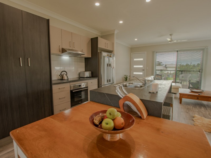 10 Vista St, Russell Island QLD 4184