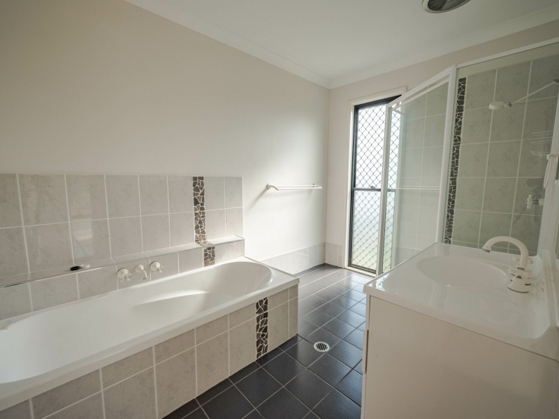 10 Carnation Court, Russell Island QLD 4184