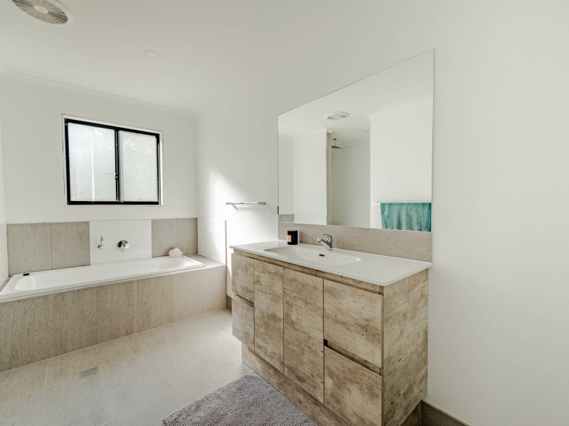 27 Shore Street, Russell Island QLD 4184