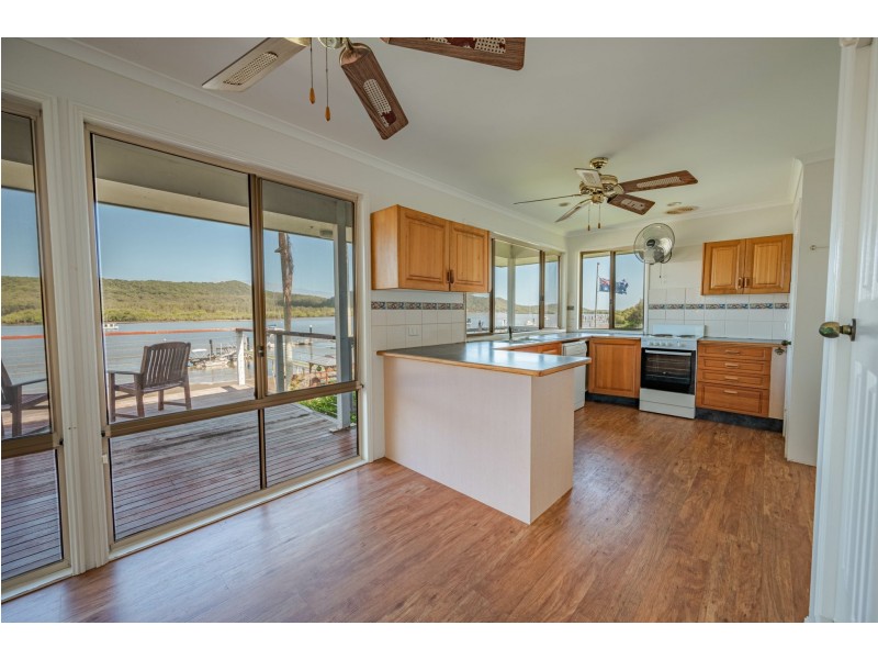 55 Wahine Dve, Russell Island QLD 4184