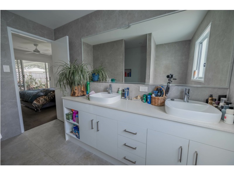 16 Banksia Street, Russell Island QLD 4184