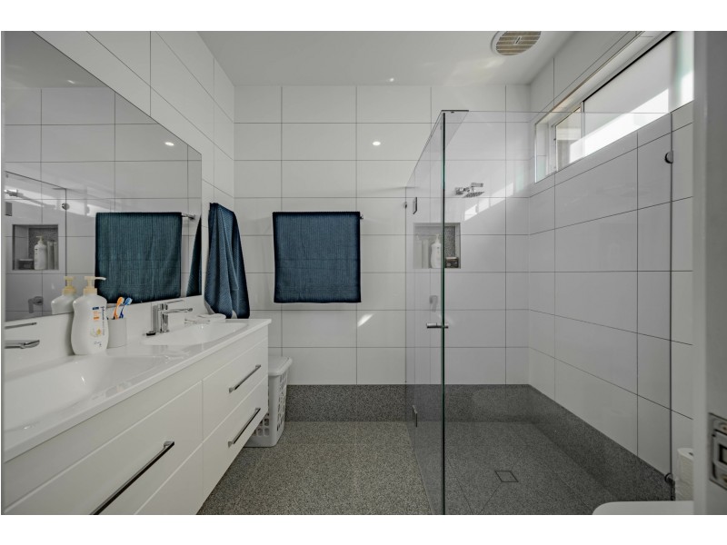 17 Bay Dve, Russell Island QLD 4184