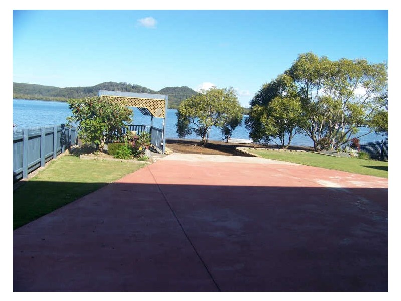 30 Emerson St, Russell Island QLD 4184