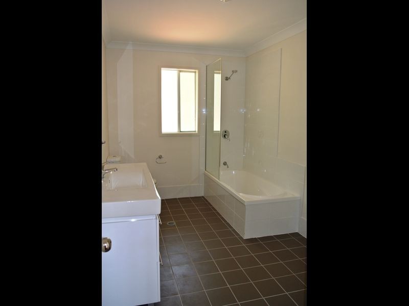 4 Reading St, Russell Island QLD 4184