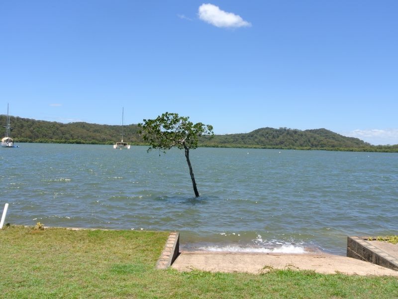 8 Browning St, Russell Island QLD 4184
