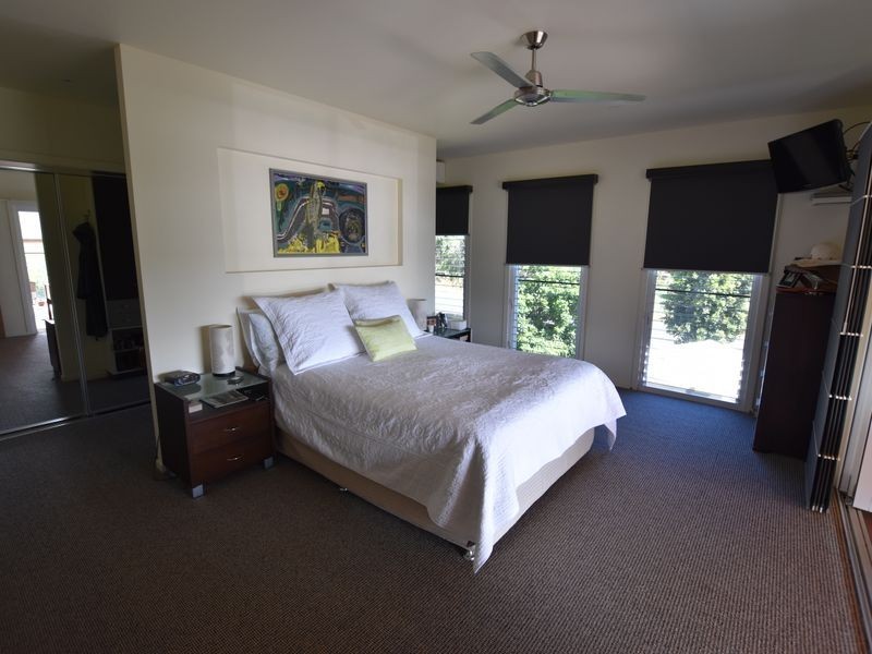 8 Alice St, Russell Island QLD 4184