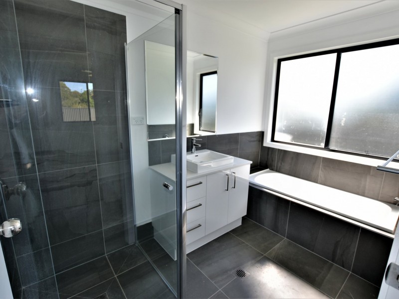 8 Tenanne St, Russell Island QLD 4184