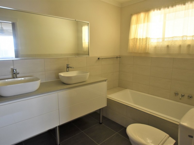 10 Hunters Rd, Russell Island QLD 4184