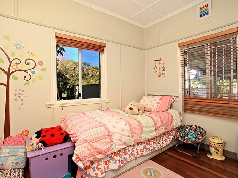 27 Pearl Street, Scarborough QLD 4020