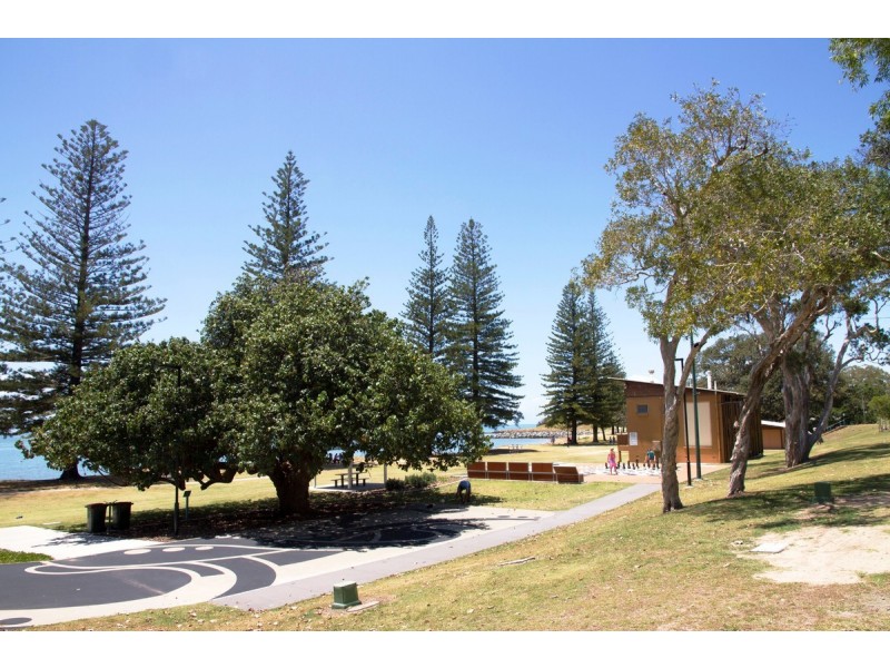 113 Landsborough Avenue, Scarborough QLD 4020