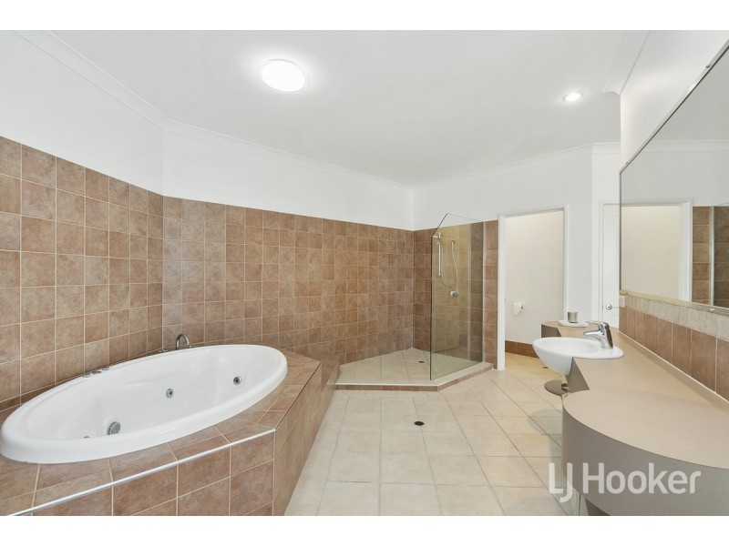 35 Constance Court, Newport QLD 4020