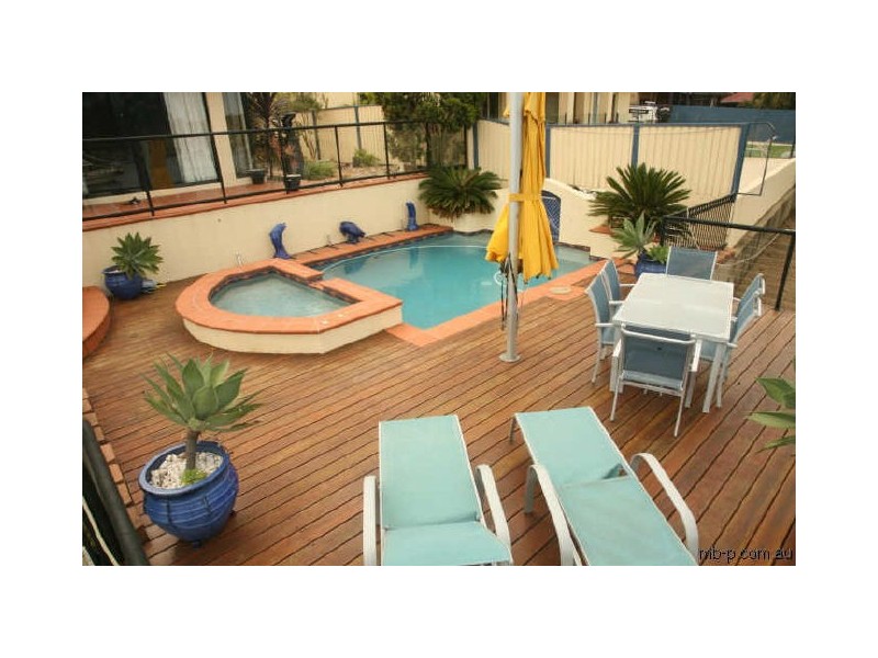 16 Reliance Court, Newport QLD 4020