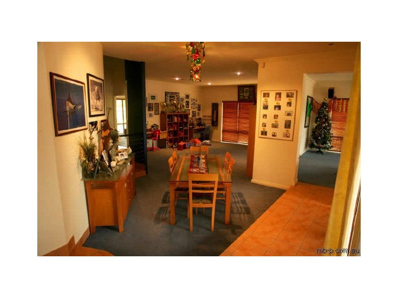 16 Reliance Court, Newport QLD 4020