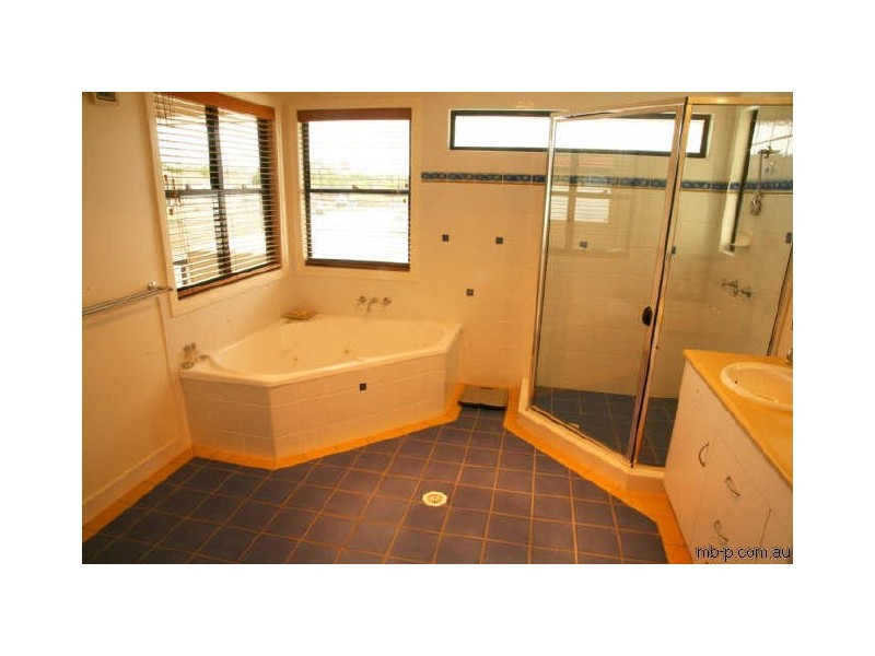 16 Reliance Court, Newport QLD 4020