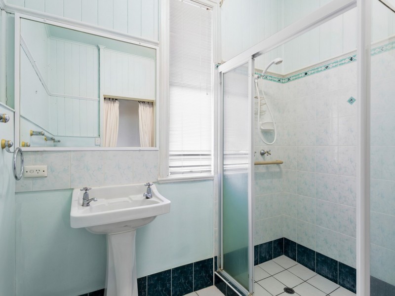 98 Hornibrook Esplanade, Clontarf QLD 4019