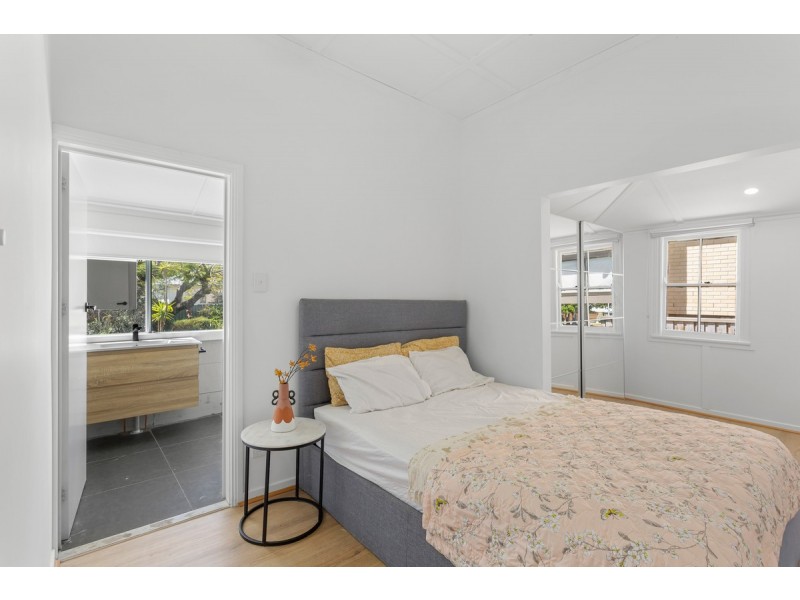 98 Hornibrook Esplanade, Clontarf QLD 4019